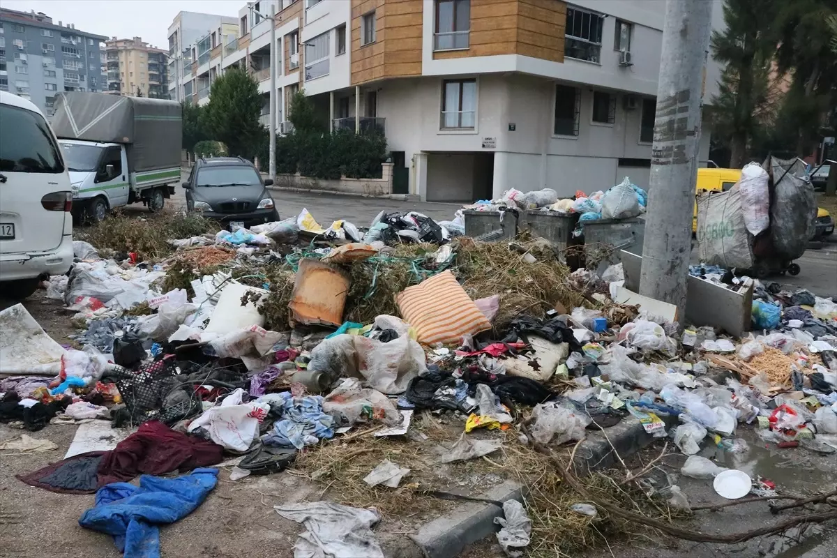 Buca’da Çöp Sorunu Vatandaşları Canından Bezdirdi